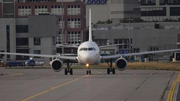 iberia airbus a320 taxiën naar de startbaan voor vertrek video