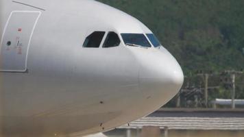 Vista ravvicinata della cabina di pilotaggio Airbus A330 video