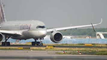 Airbus 350 taxiing before departure video