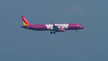 thaivietjet airbus a321 se aproximando sobre o oceano video