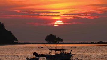 paisaje al atardecer en phuket video