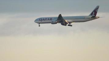 Qatar Airways Boeing 777 in avvicinamento finale prima di atterrare a Francoforte video