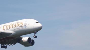 Airbus A380 från Emirates flyger till land video