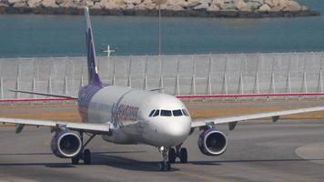 airbus a321 turn pista antes da partida do aeroporto internacional, hong kong video