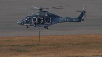helicóptero airbus en hong kong video