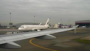 Avión rodando en el aeropuerto de Suvarnabhumi, Bangkok video