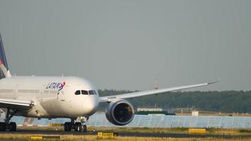 Boeing 787 taxiing before departure video