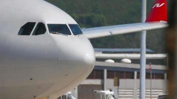 Vista ravvicinata della cabina di pilotaggio Airbus A330 video