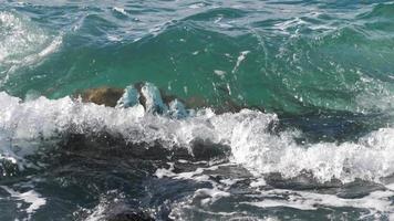 onde del mare che rotolano su una roccia video