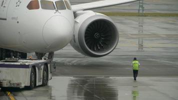 avião empurrando para trás antes da partida video