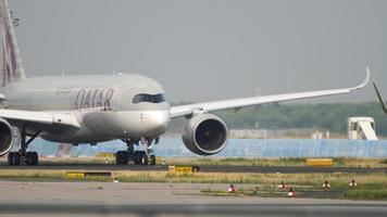 Airbus 350 taxiing before departure video