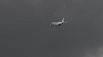 Boeing 747 volant dans un ciel nuageux video