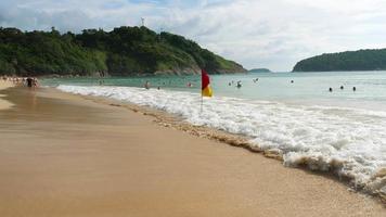 playa de nai harn, al sur de la isla de phuket video