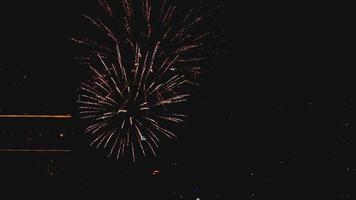kleurrijk vuurwerk op stadsdagfestival video