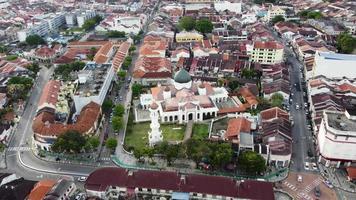 vista aérea masjid kapitan keling y alrededores video