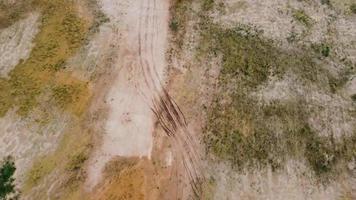 top-down bekijk het wielspoor van de grond van de vrachtwagen tijdens het opruimen van het land video