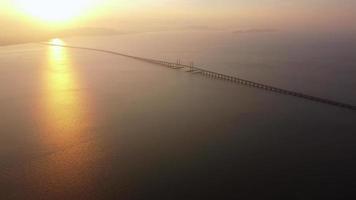 gouden zonsopgang ochtend bij penang bridge video