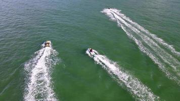 vista aérea turista jugar deportes de motor en el mar video