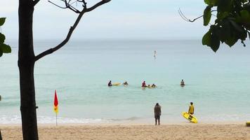 playa de nai harn, al sur de la isla de phuket video