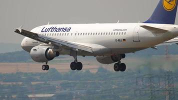 Footage of Lufthansa aircraft landing video