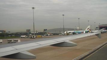 Avión rodando en el aeropuerto de Suvarnabhumi, Bangkok video