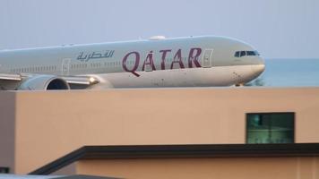 qatar boeing 777 atterrissage video