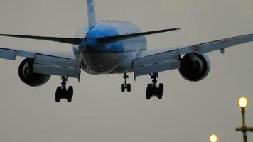 KLM Boeing 777 landing video