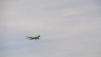 aereo di linea in avvicinamento all'aeroporto sul mare. video