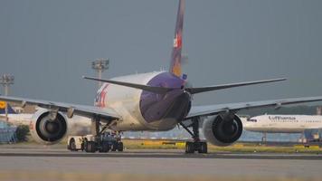 Freight Boeing 777 FedEx video