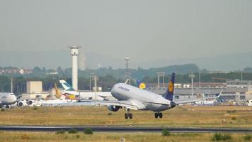 Lufthansa aereo di linea regionale in atterraggio. video