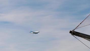 vliegtuig nadert de luchthaven over de zee. video