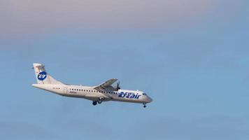 utair atr 72 regionaal lijnvliegtuig op definitieve benadering van Sochi. video