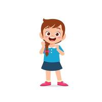 linda niña pequeña muestra una expresión de pose feliz y amigable vector
