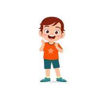 lindo niño pequeño muestra expresión de pose feliz y amigable vector