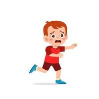 lindo niño pequeño niño asustado y correr gesto de expresión vector