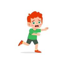 lindo niño pequeño niño asustado y correr gesto de expresión vector