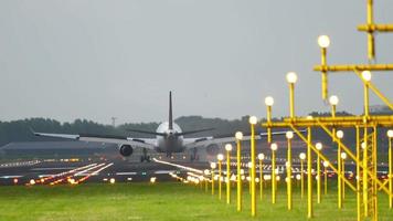 avión aterrizando en la pista 18r video