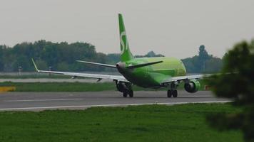 S7 Embraer ERJ 170 taxiing video