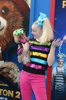 los angeles 6 de enero - jojo siwa en el estreno de paddington 2 us en el teatro del pueblo el 6 de enero de 2018 en westwood, ca foto