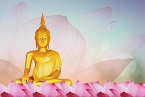 Estatua de Buda. fondo borroso flores y cielo con la luz del sol.makha bucha day.vesak day.asanha bucha.buddhist cuaresma. foto