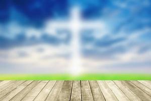 Jesús abstracto en el cielo azul cruzado con pavimento de madera. foto