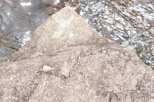 fondo de piedra de viento. la erosión crea un hermoso patrón al lado del río. foto