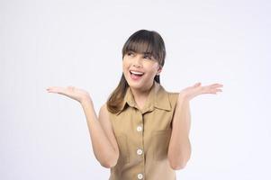 retrato, de, joven, hermoso, mujer, sonriente, blanco, plano de fondo foto