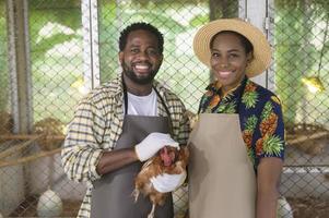 feliz pareja de agrónomos negros disfrutando y trabajando en tierras de cultivo, concepto de agricultura foto