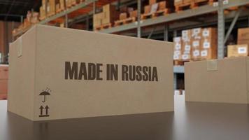 cajas con texto hecho en Rusia en el transportador. ilustración 3d foto