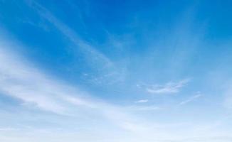 cielo azul con fondo de nubes blancas foto