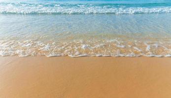 hermosa playa de arena y olas de agua en la arena foto
