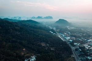 hermosa vista de la ciudad costera de krabi foto