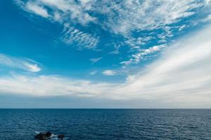 cielo brillante y nubes en la isla en el verano foto