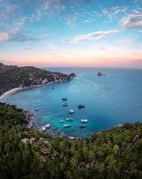 la bahía y los barcos se forman arriba en la isla foto